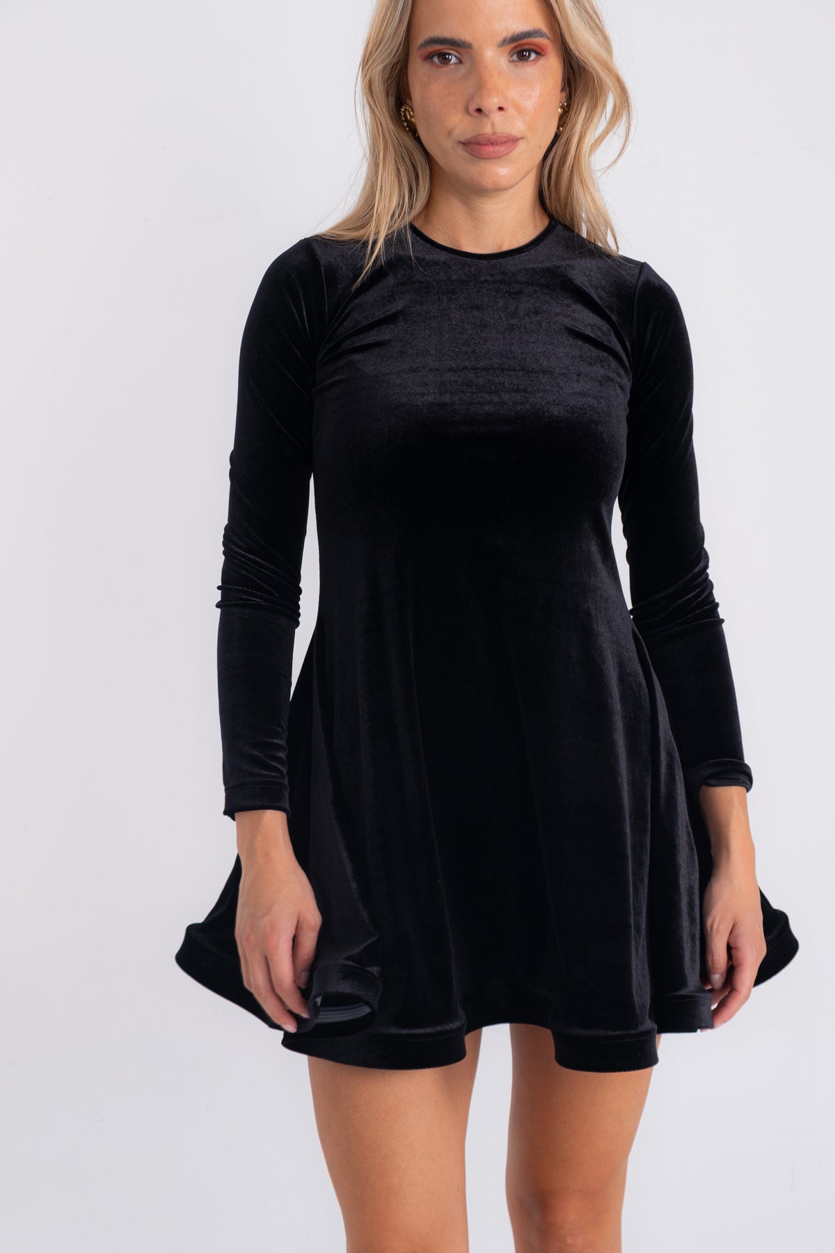 Muse Velvet Dress – Μαύρο βελουτέ mini φόρεμα με μακριά μανίκια και εντυπωσιακή ογκώδη φούστα