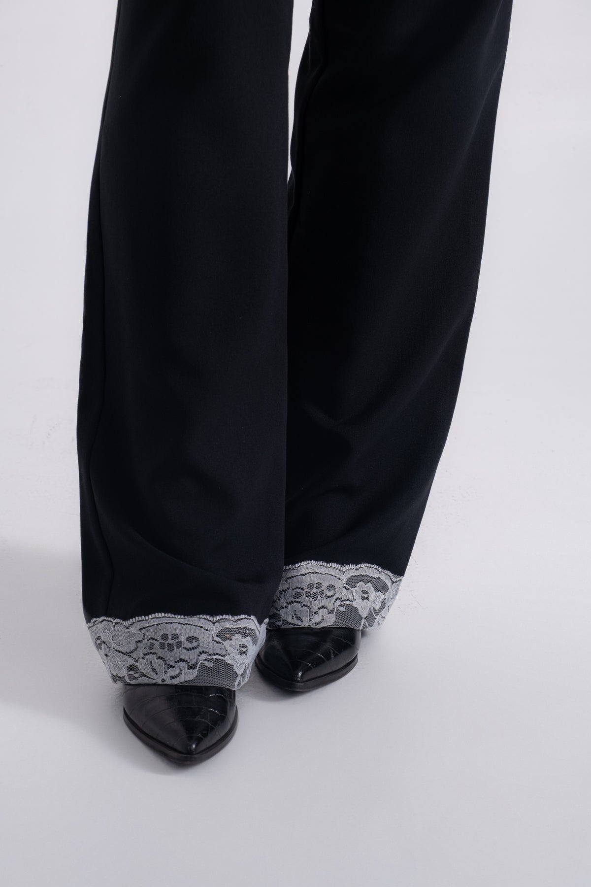 Classic Noir Pants – Μαύρο γυναικείο παντελόνι με σχεδόν ίσια γραμμή και διακοσμητική δαντέλα στο τελείωμα