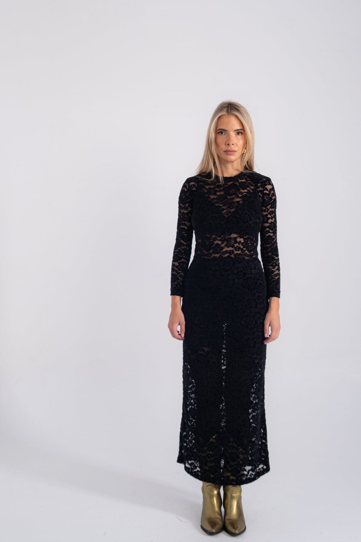 Noir Lace Dress – Μαύρο εφαρμοστό maxi φόρεμα από ελαστική δαντέλα με βελουτέ υφή