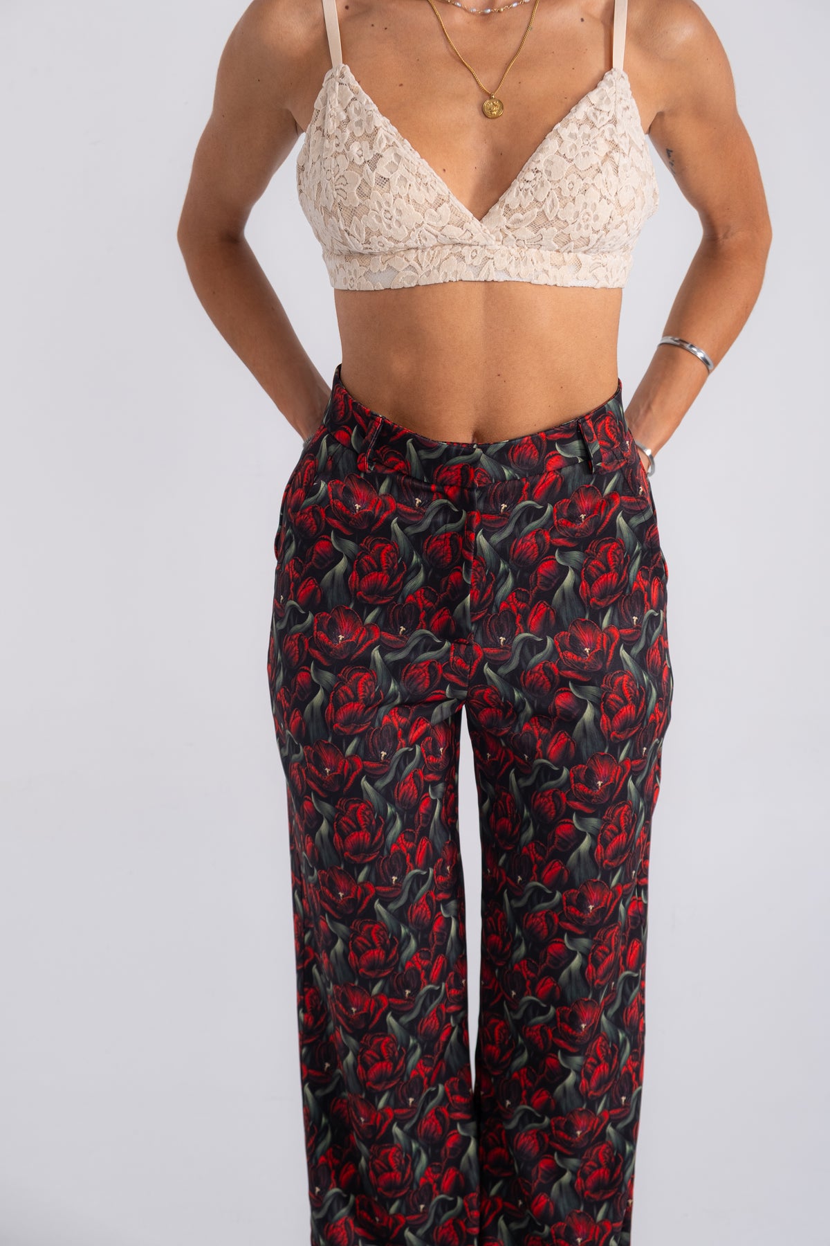 Tulip Pants – Γυναικείο παντελόνι με μπορντό τουλίπες, σχεδόν ίσια γραμμή και διακριτική καμπάνα
