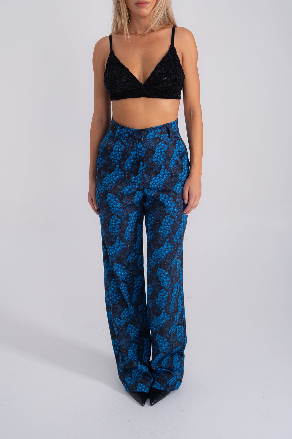 Malbec Pants – Γυναικείο παντελόνι με μοτίβο σταφυλιών σε Princess Blue και μαύρο, σχεδόν ίσια γραμμή
