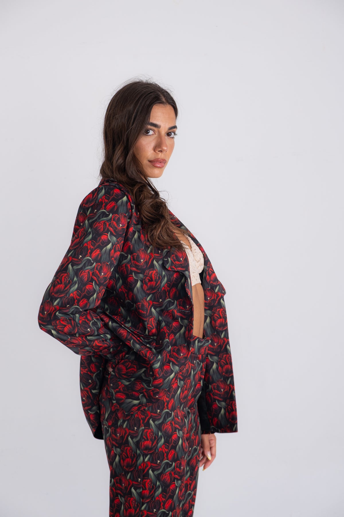 Tulip Blazer – Γυναικείο loose-fit σακάκι με μπορντό τουλίπες και ιδιαίτερο σχέδιο με πέταλα