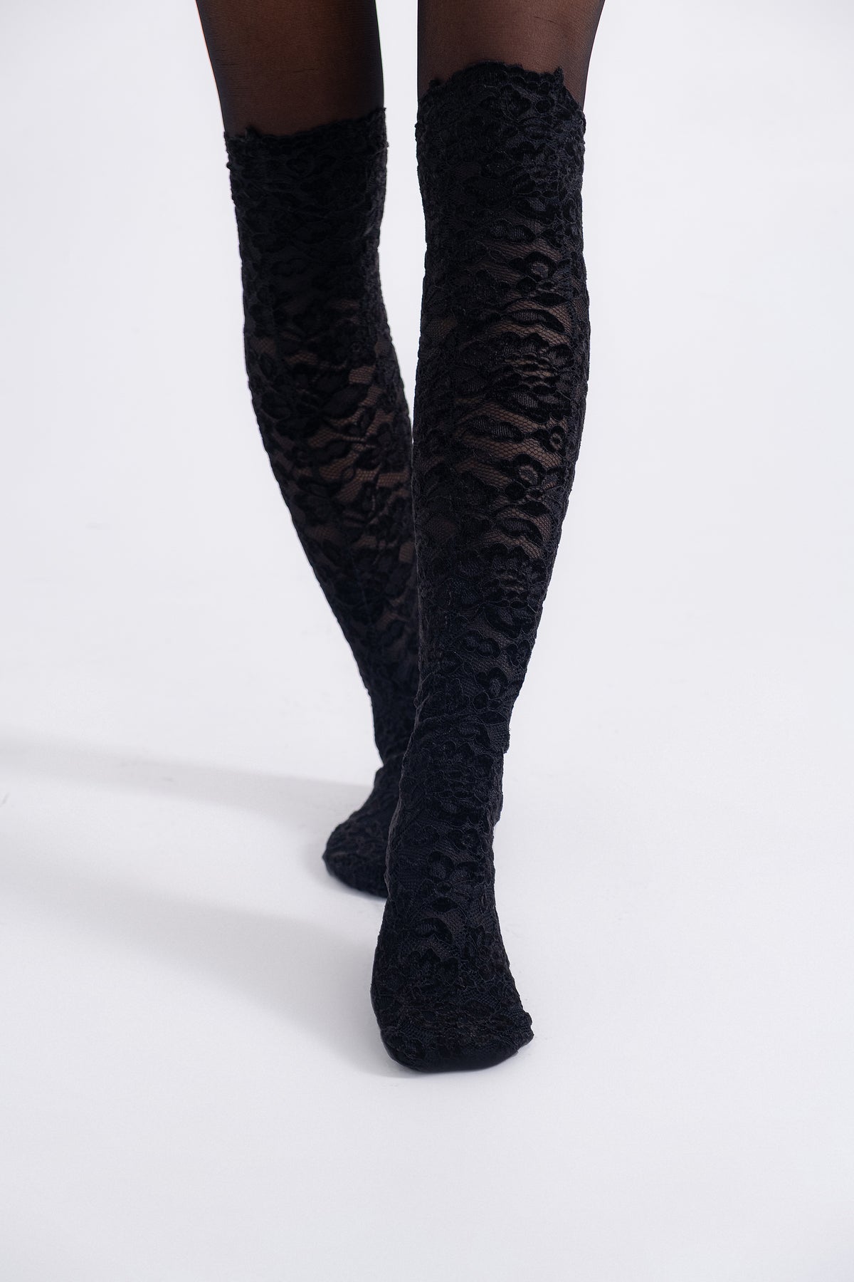 Noir Lace Socks – Μαύρες κάλτσες πάνω από το γόνατο από ελαστική δαντέλα με βελουτέ υφή.