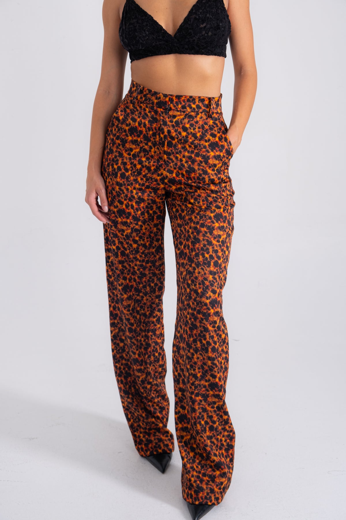 Tortoise Pants – Γυναικείο παντελόνι με μοτίβο ταρταρούγας σε καφέ, μαύρο και off-white, σχεδόν ίσια γραμμή