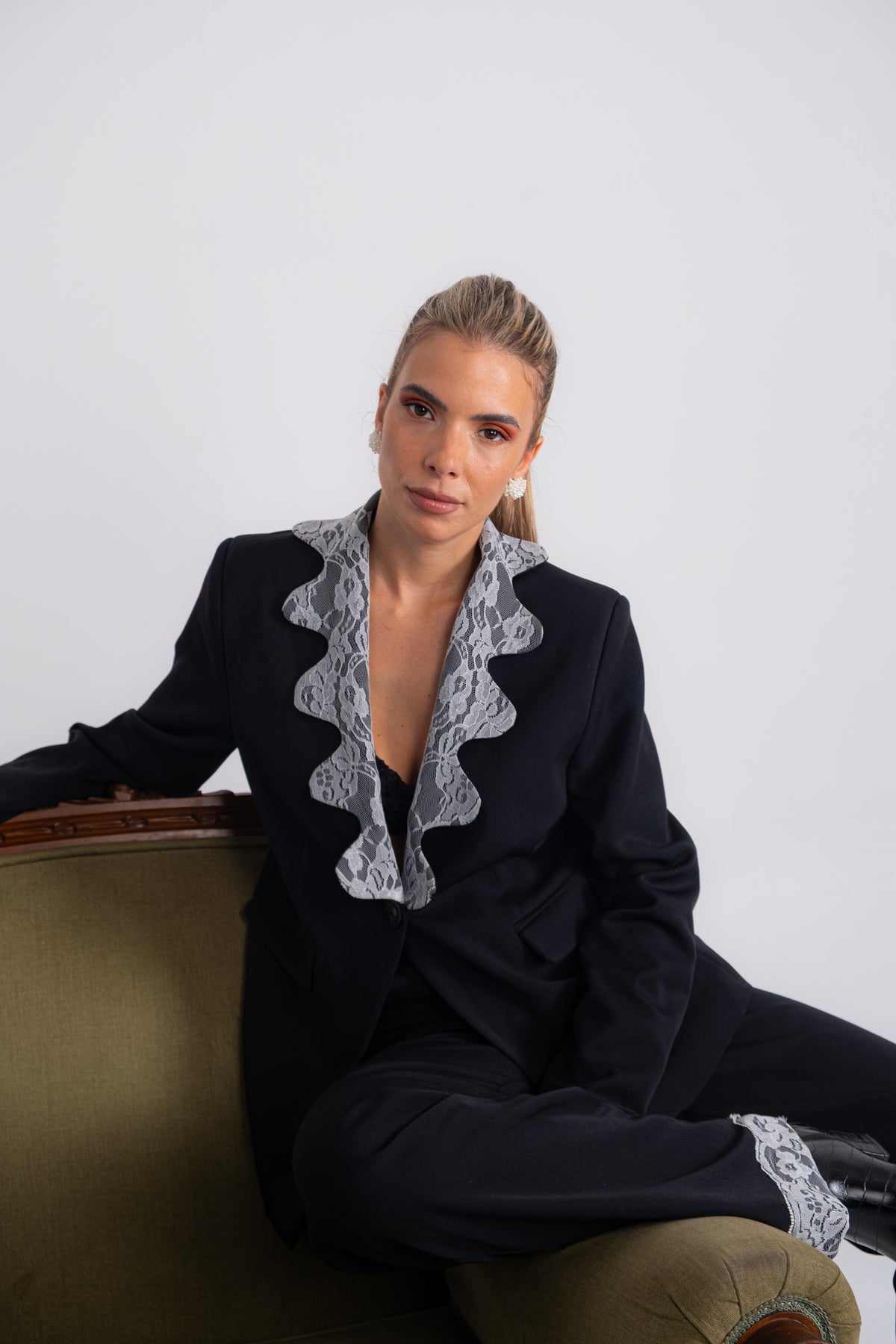Classic Noir Petalo Blazer – Μαύρο γυναικείο loose-fit σακάκι με διακοσμητική λευκή δαντέλα