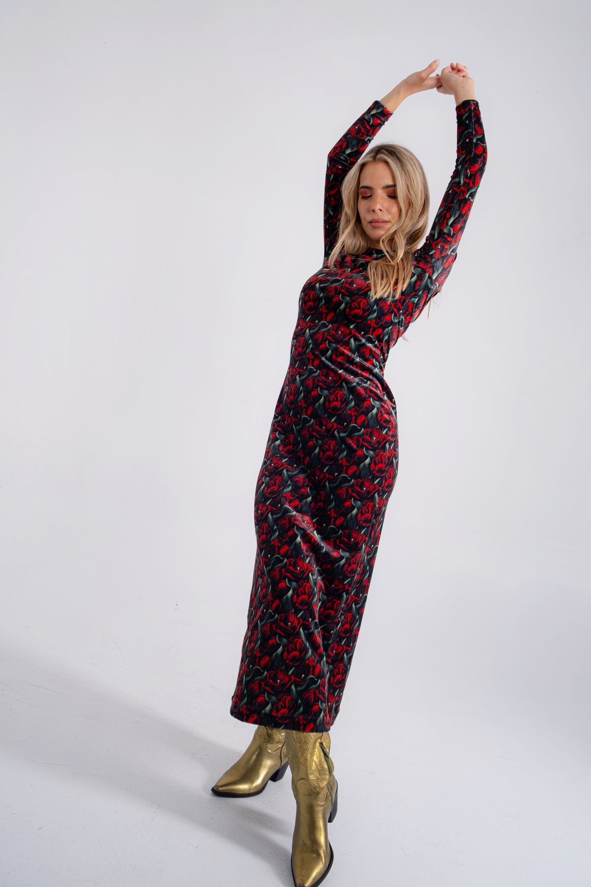 Tulip Velvet Dress – Εφαρμοστό βελούδινο maxi φόρεμα με τουλίπες σε μπορντό αποχρώσεις