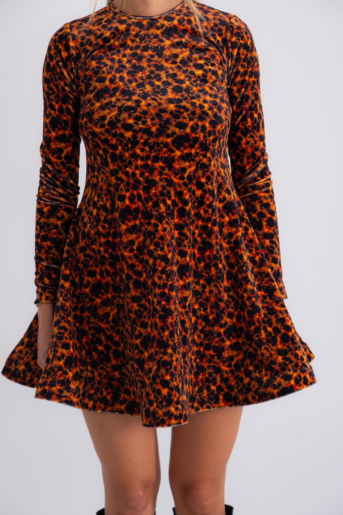 Tortoise Velvet Dress – Εφαρμοστό βελούδινο maxi φόρεμα με μοτίβο ταρταρούγας