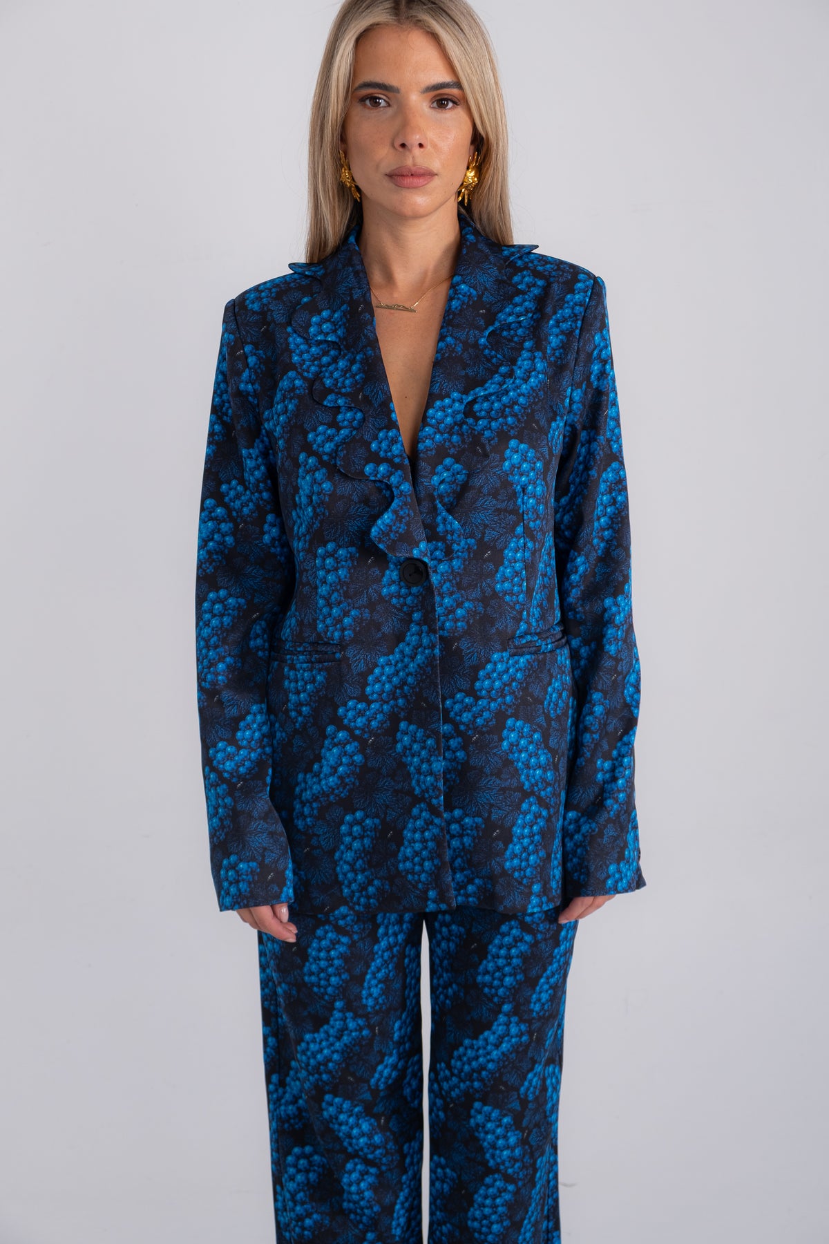 Malbec Blazer – Γυναικείο loose-fit σακάκι με μοτίβο σταφυλιών και μελισσών σε Princess Blue και μαύρο